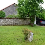 Maison De Plain-pied Avec Jardin Clos, Jeux Enfants, Velos, Animaux Acceptes, Proche Montbron - Fr-1-653-6 *
