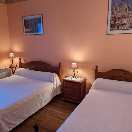 Maison De Plain-pied Avec Jardin Clos, Jeux Enfants, Velos, Animaux Acceptes, Proche Montbron - Fr-1-653-6 Vouthon