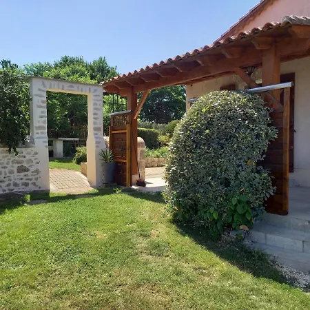 Maison De Plain-pied Avec Jardin Clos, Jeux Enfants, Velos, Animaux Acceptes, Proche Montbron - Fr-1-653-6 Prázdninový dům