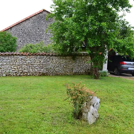 Maison De Plain-pied Avec Jardin Clos, Jeux Enfants, Velos, Animaux Acceptes, Proche Montbron - Fr-1-653-6 Holiday home *