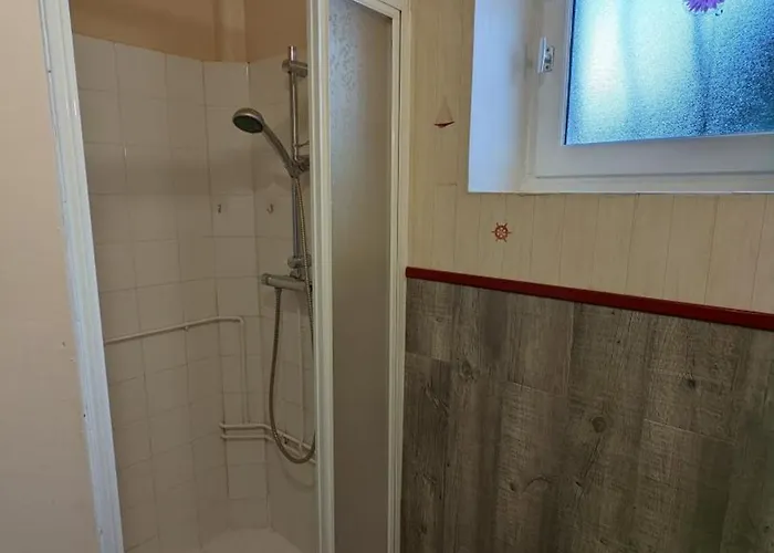 Maison De Plain-pied Avec Jardin Clos, Jeux Enfants, Velos, Animaux Acceptes, Proche Montbron - Fr-1-653-6 *