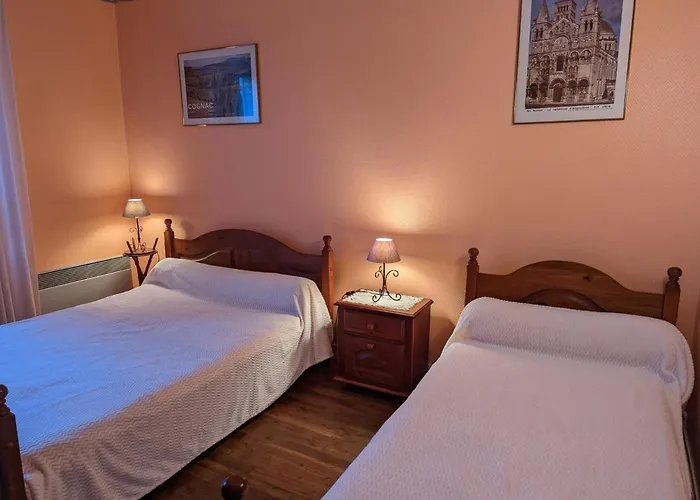 Maison De Plain-pied Avec Jardin Clos, Jeux Enfants, Velos, Animaux Acceptes, Proche Montbron - Fr-1-653-6 Vouthon