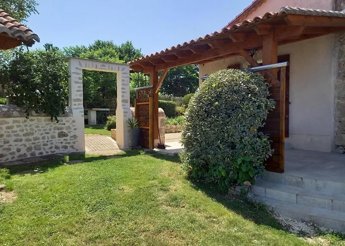 Maison De Plain-pied Avec Jardin Clos, Jeux Enfants, Velos, Animaux Acceptes, Proche Montbron - Fr-1-653-6 度假居